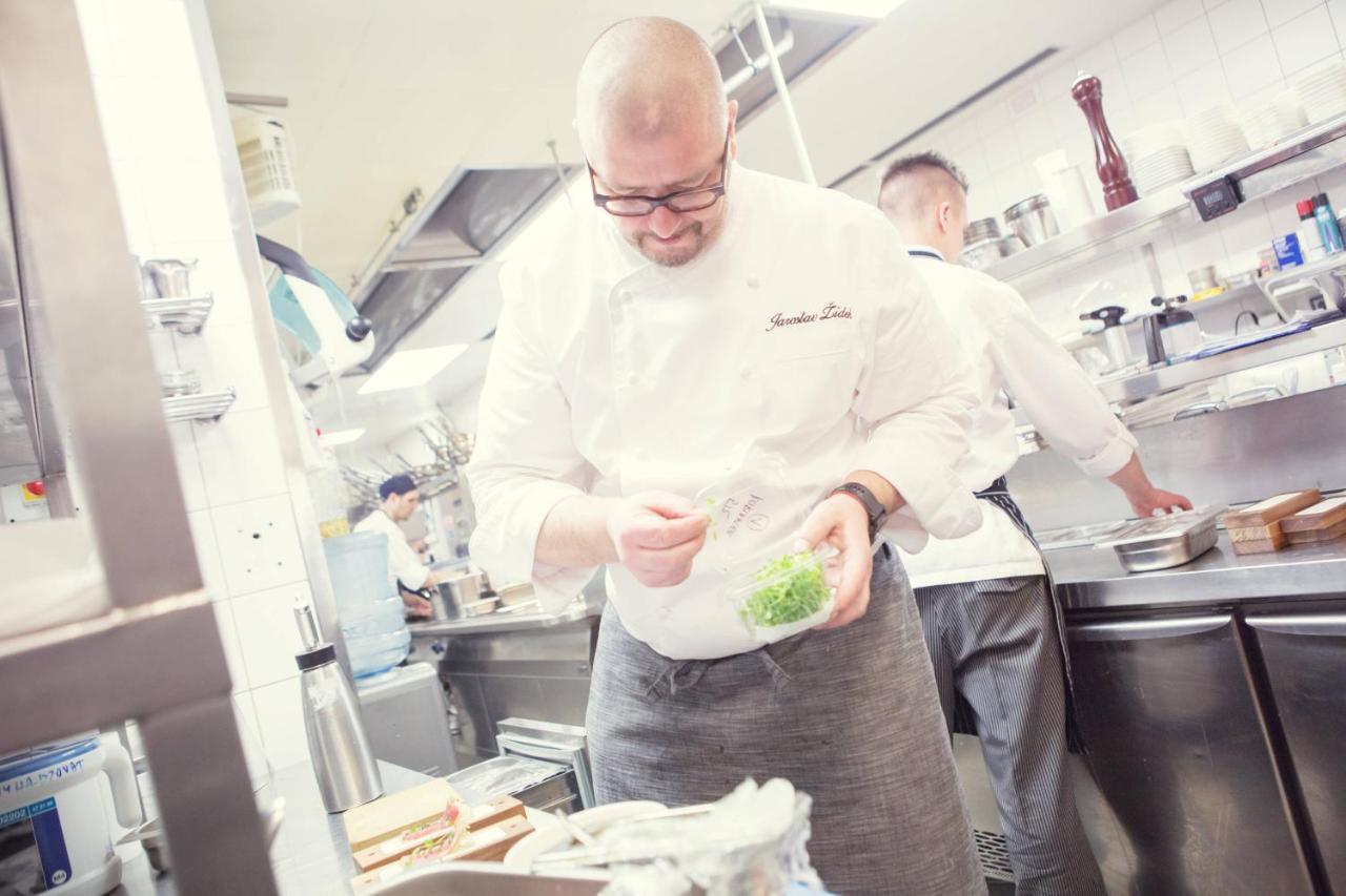 Grand Hotel River Park, A Luxury Collection Hotel, Bratislava Exteriör bild Chef preparing a meal