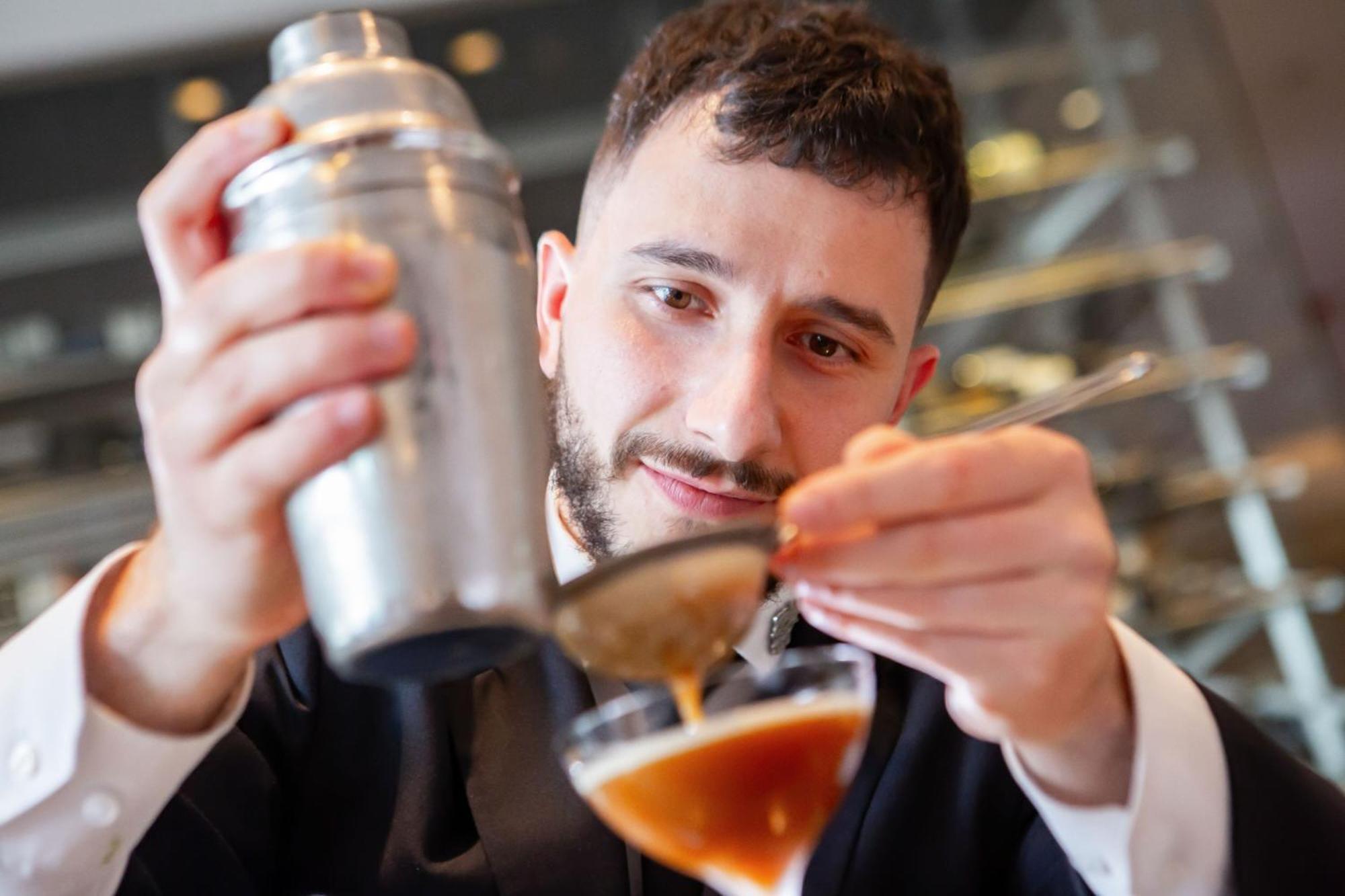 Grand Hotel River Park, A Luxury Collection Hotel, Bratislava Exteriör bild A bartender preparing a drink