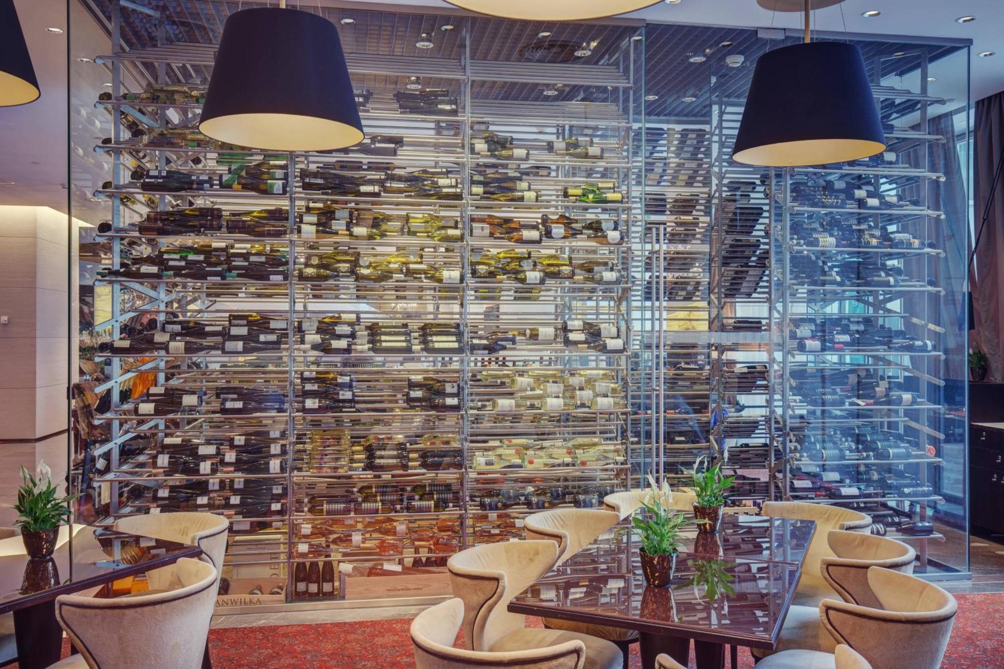 Grand Hotel River Park, A Luxury Collection Hotel, Bratislava Exteriör bild Wine wall at the restaurant